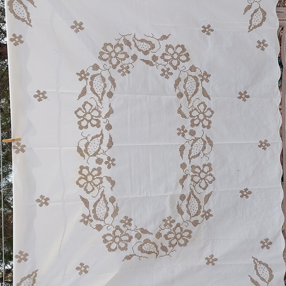 Vintage Embroidered Linen Tablecloth Ripple Edges Flower Leaf Design